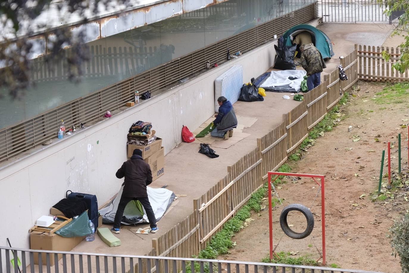 La Polcía Local procede al desalojo del parque donde se encontraban los indigentes