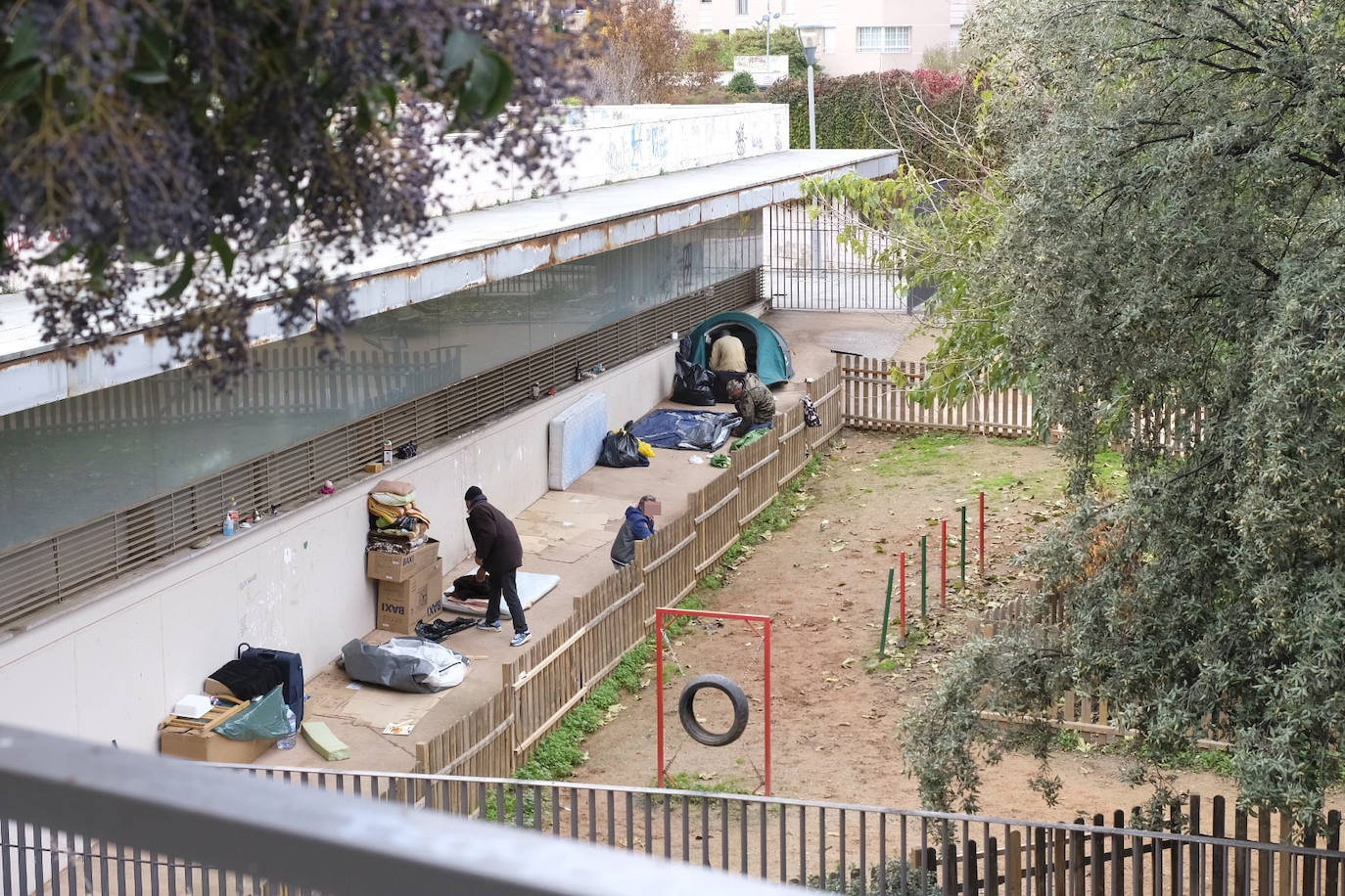 La Polcía Local procede al desalojo del parque donde se encontraban los indigentes