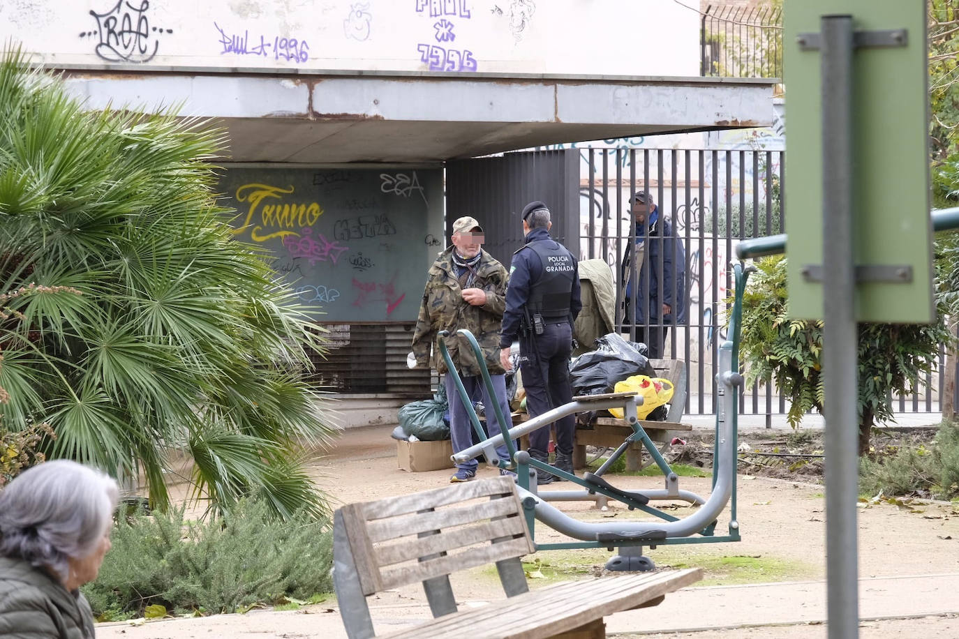 La Polcía Local procede al desalojo del parque donde se encontraban los indigentes