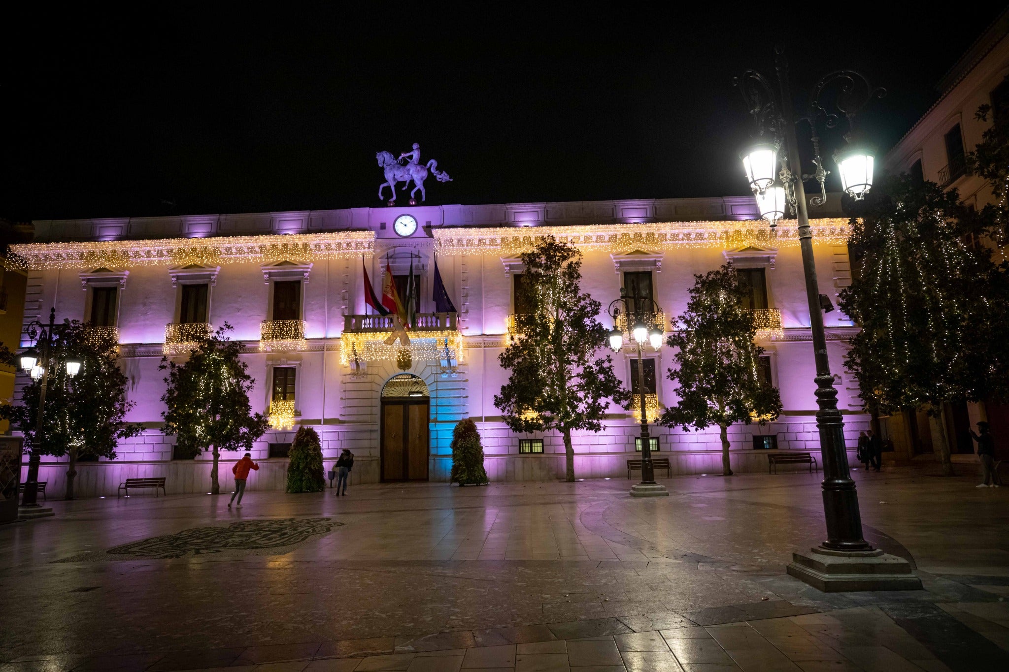 La gran bola de la Fuente de las Batallas y otras localizaciones como Ganivet o Plaza del Carmen se han encendido por unos minutos esta noche 