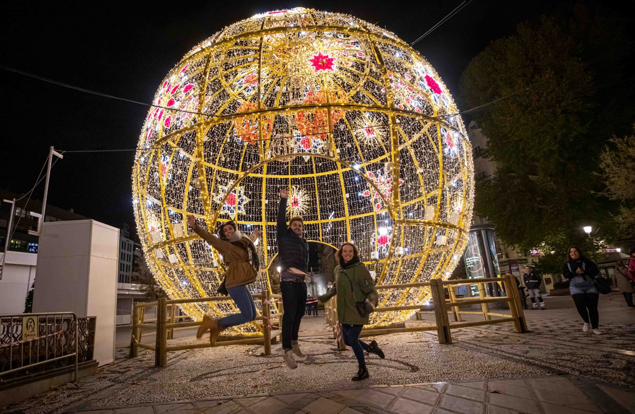 La gran bola de la Fuente de las Batallas y otras localizaciones como Ganivet o Plaza del Carmen se han encendido por unos minutos esta noche 