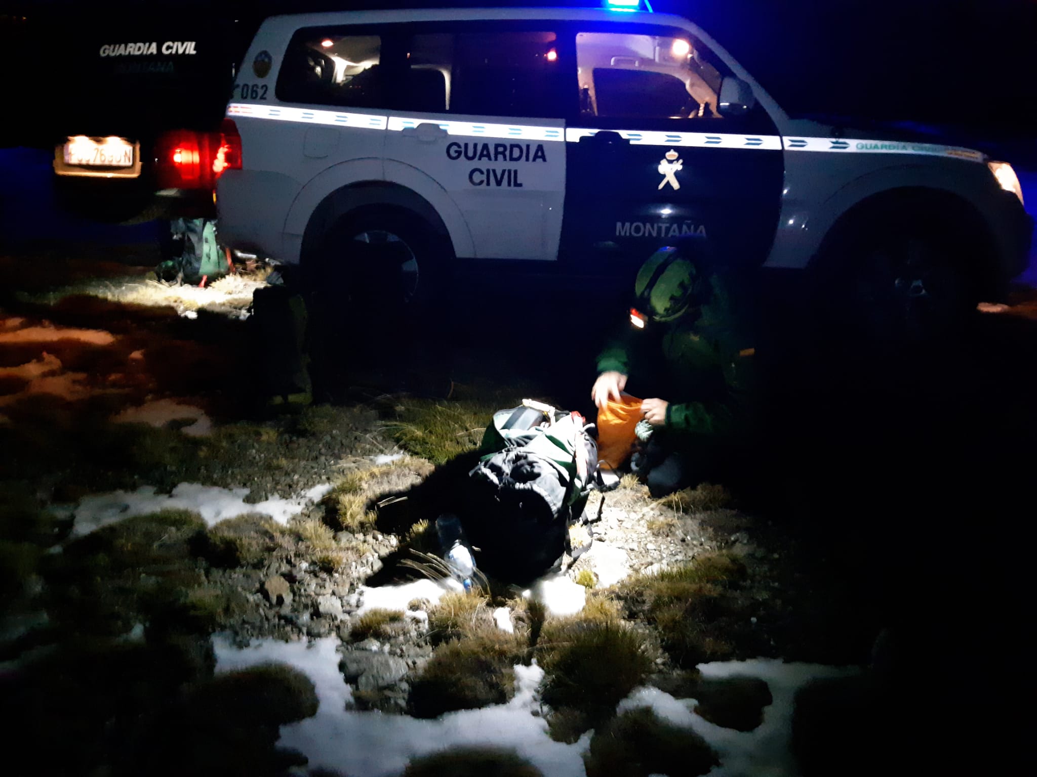 Imagen secundaria 1 - Sucesos en Granada | Rescatado un montañero que había caído por un barranco en Capileira