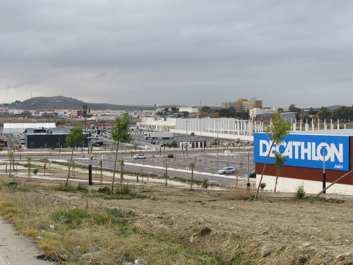 Al menos seis firmas abrirán el viernes, en un acto con carpa, autoridades y vídeo, y otras como Decathlon lo harán en diciembre 