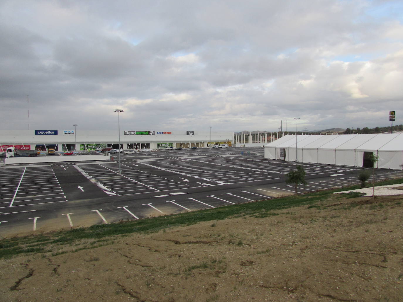 Al menos seis firmas abrirán el viernes, en un acto con carpa, autoridades y vídeo, y otras como Decathlon lo harán en diciembre 