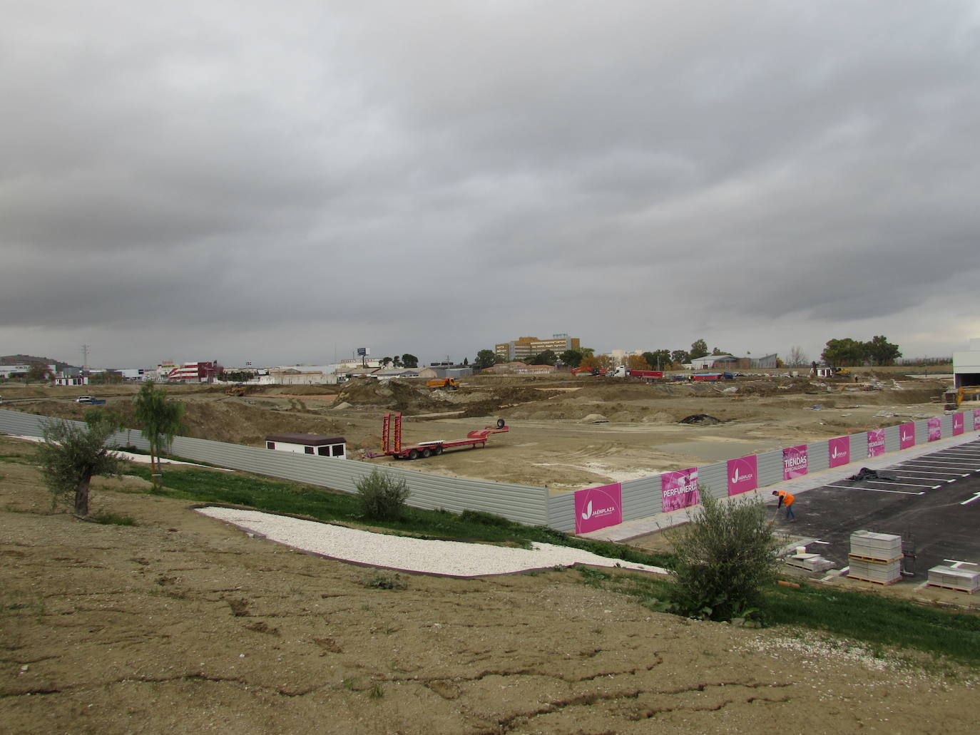 Al menos seis firmas abrirán el viernes, en un acto con carpa, autoridades y vídeo, y otras como Decathlon lo harán en diciembre 