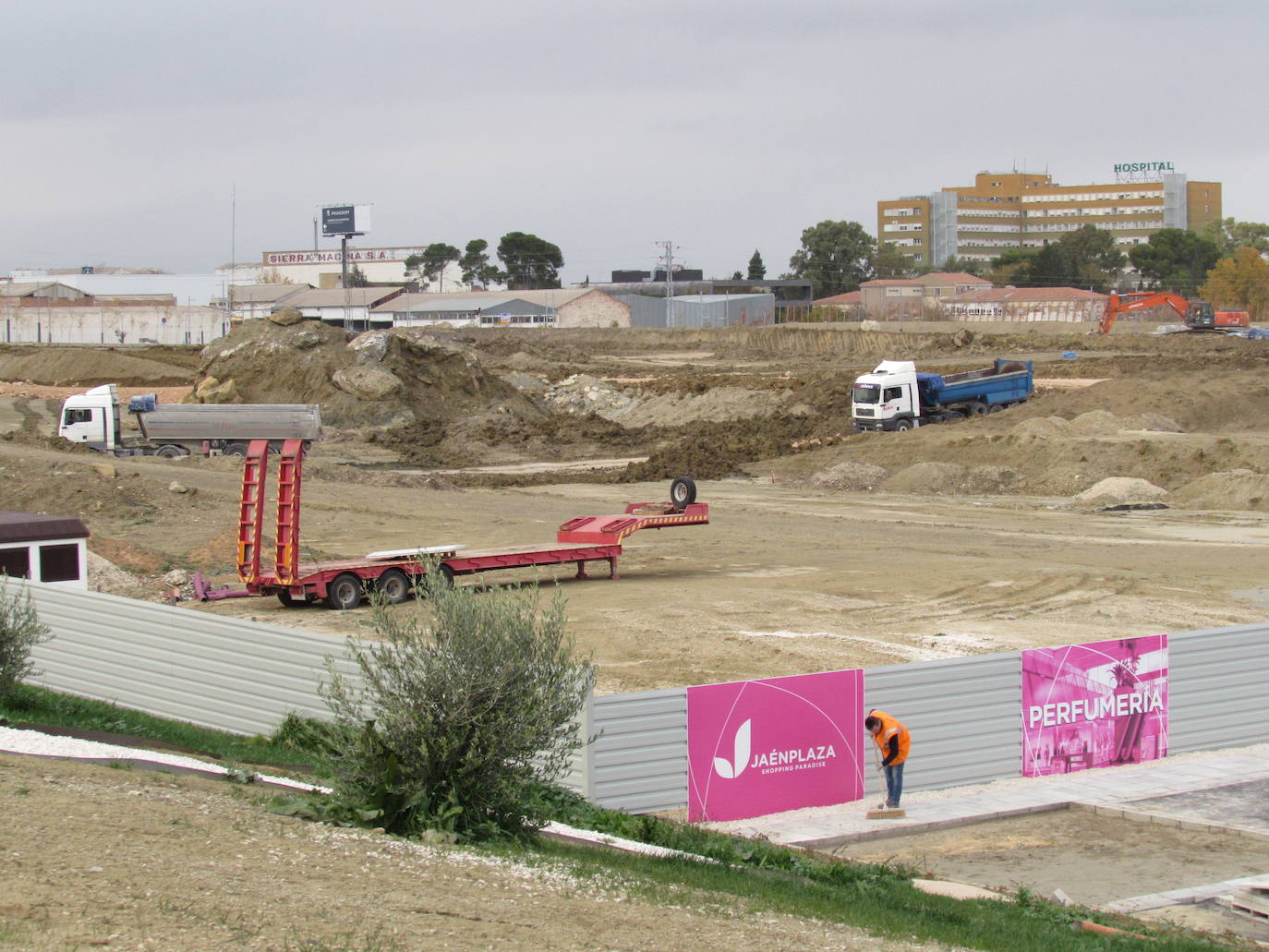 Al menos seis firmas abrirán el viernes, en un acto con carpa, autoridades y vídeo, y otras como Decathlon lo harán en diciembre 