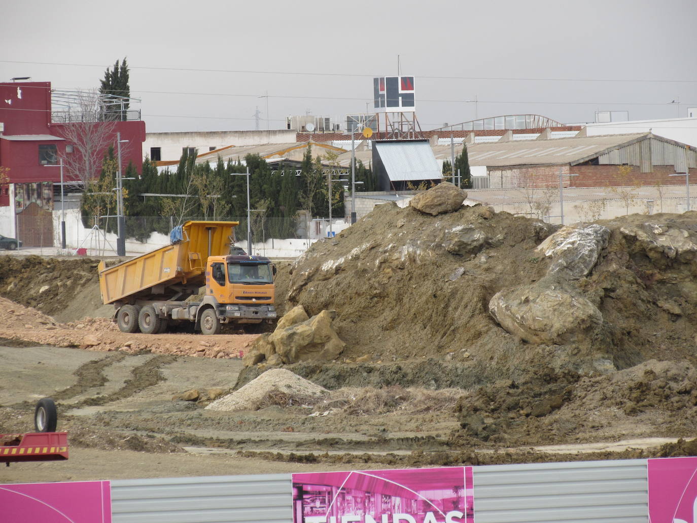 Al menos seis firmas abrirán el viernes, en un acto con carpa, autoridades y vídeo, y otras como Decathlon lo harán en diciembre 