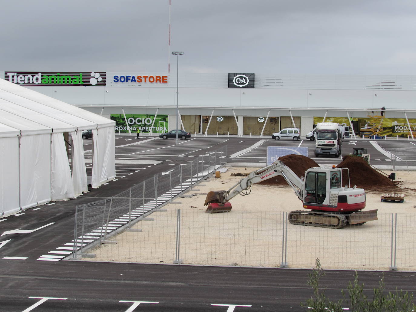 Al menos seis firmas abrirán el viernes, en un acto con carpa, autoridades y vídeo, y otras como Decathlon lo harán en diciembre 