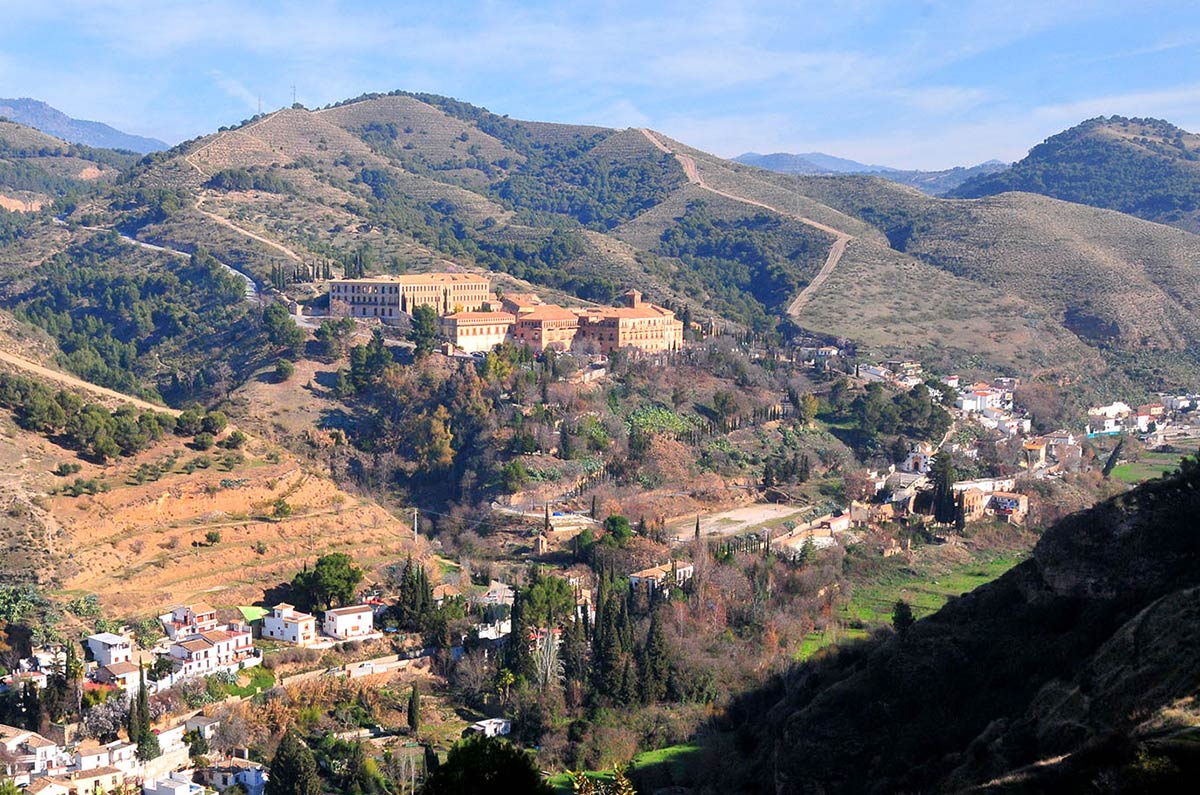 El mirador de los Halconeros domina el valle del Darro y Valparaíso