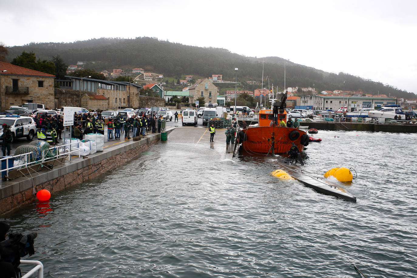 Una grúa transporta uno de los narcosubmarinos interceptados