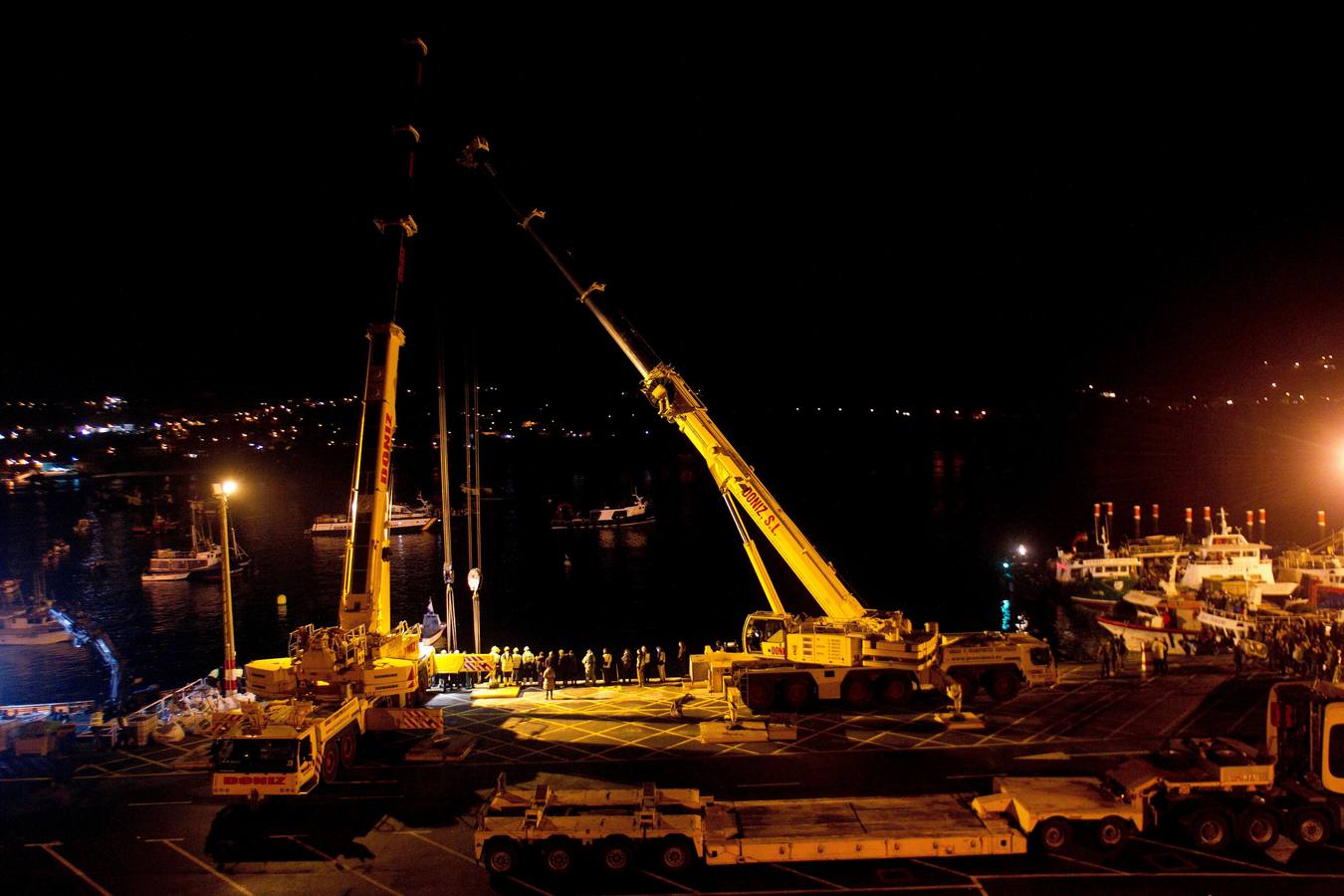 Una grúa transporta uno de los narcosubmarinos interceptados