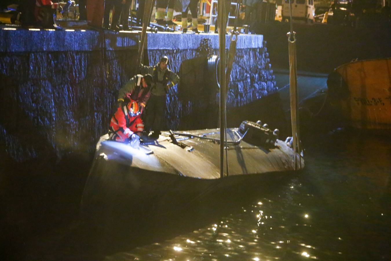 Una grúa transporta uno de los narcosubmarinos interceptados