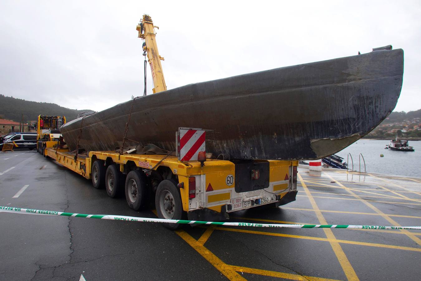 Una grúa transporta uno de los narcosubmarinos interceptados