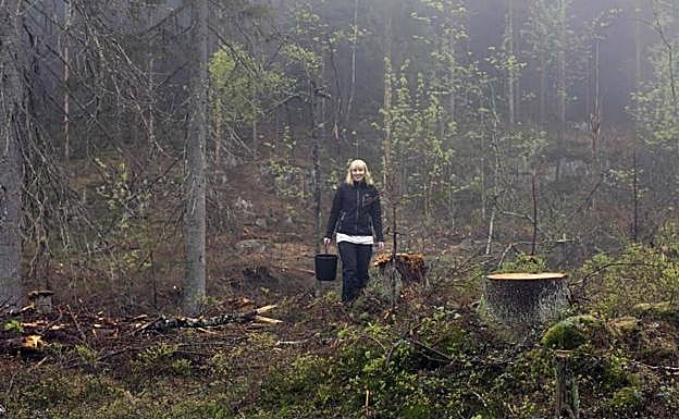 La artista escocesa Katie Paterson, en el bosque donde crecerán los abetos para los libros del futuro. 