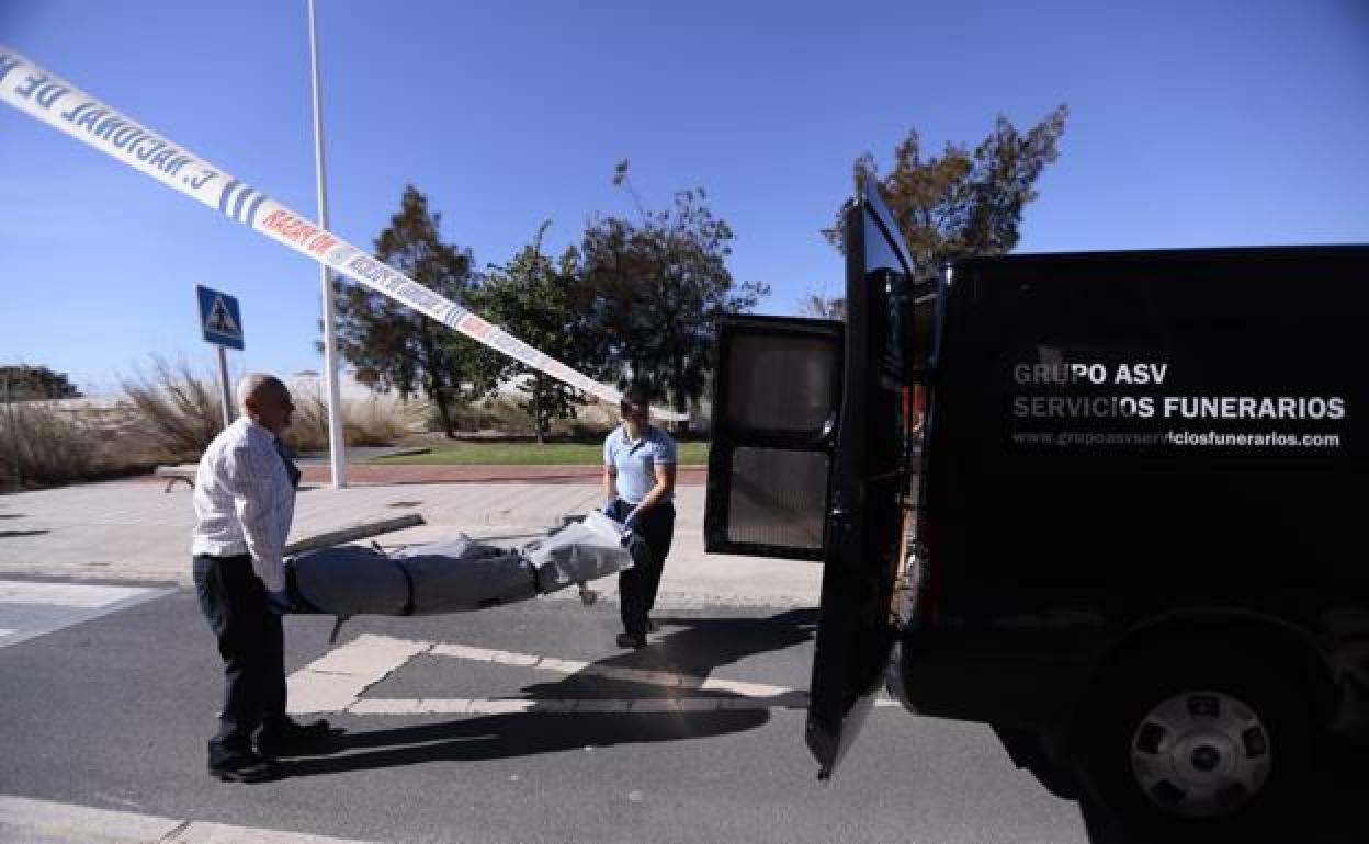 Operarios de la funeraria en el levantamiento del cadáver en Calahonda. 