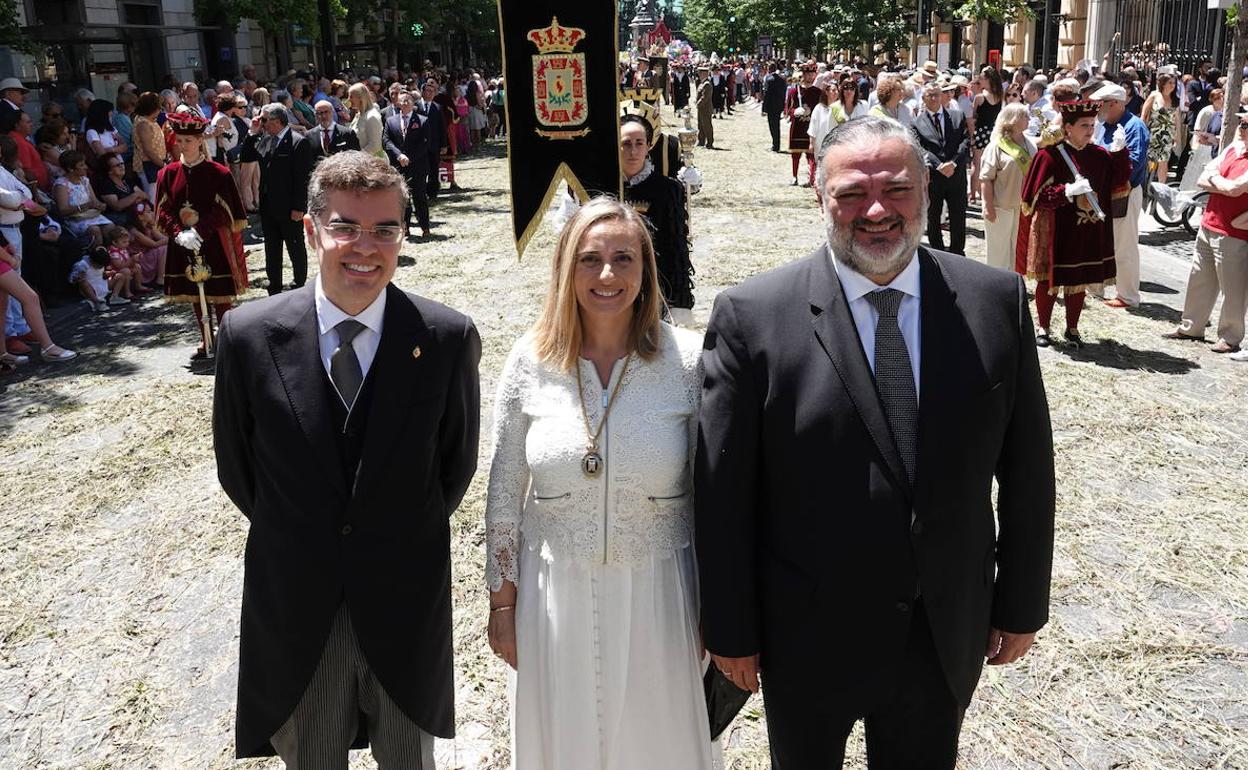 Vicente Azpitarte (a la izquierda) junto con Marifrán Carazo y Pablo García. 