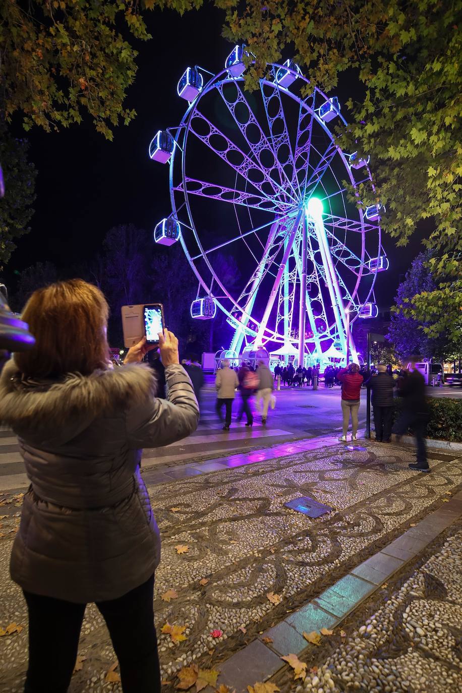 El alcalde de Granada, Luis Salvador, ha asistido a la inauguración de esta atracción, que centrará la atención de la Navidad en la capital 