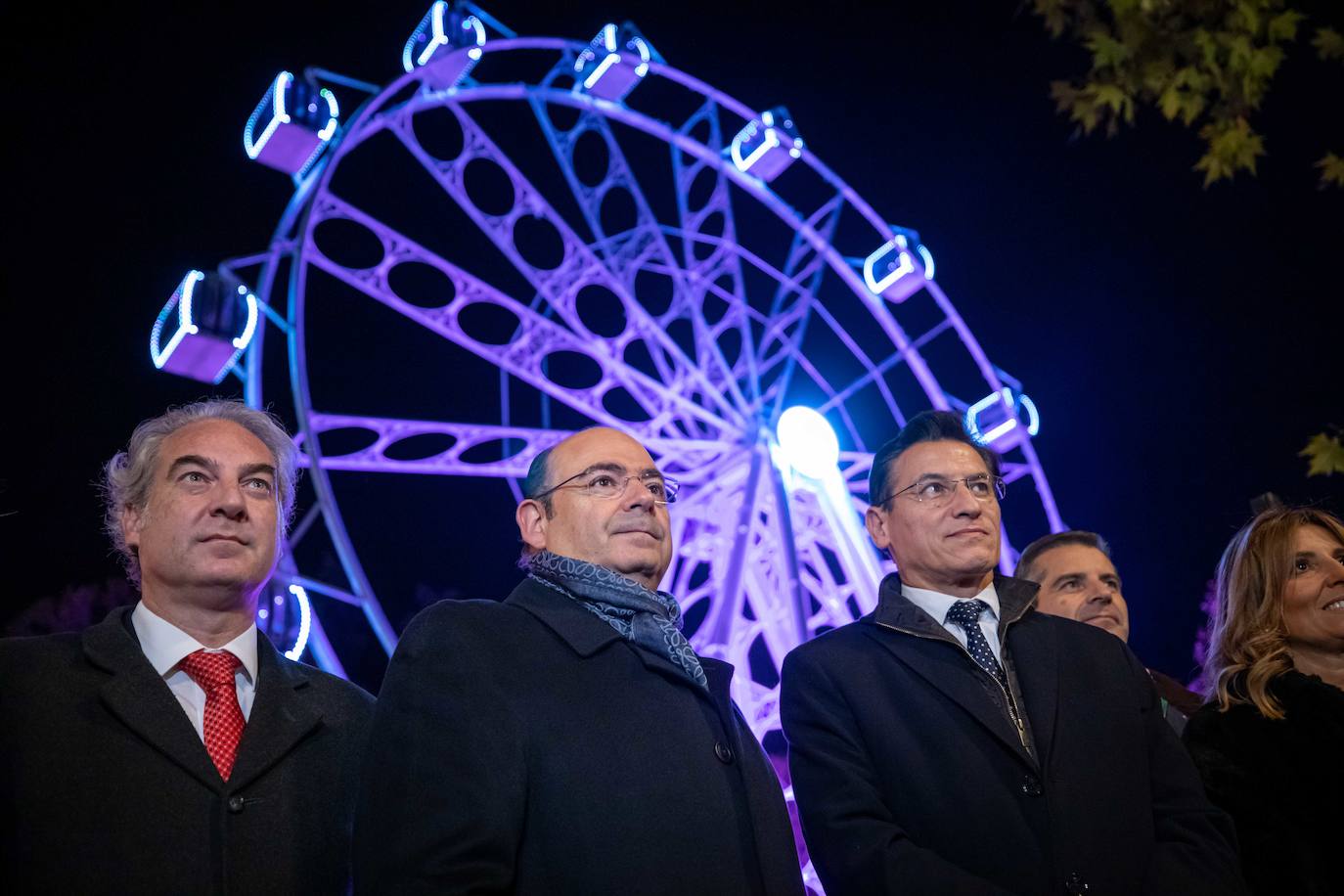 El alcalde de Granada, Luis Salvador, ha asistido a la inauguración de esta atracción, que centrará la atención de la Navidad en la capital 