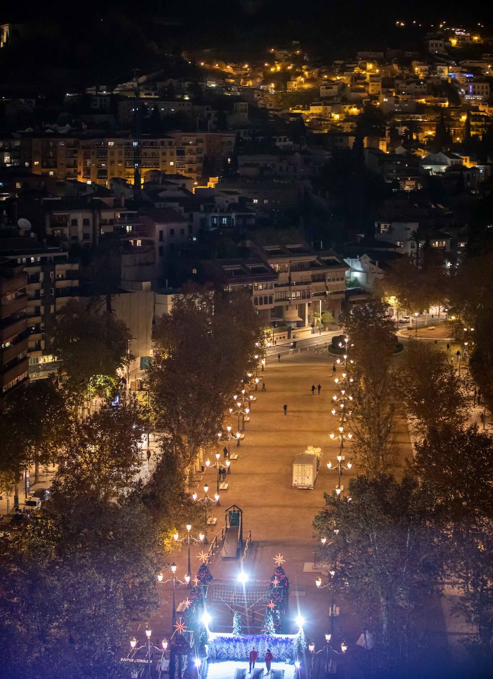 El alcalde de Granada, Luis Salvador, ha asistido a la inauguración de esta atracción, que centrará la atención de la Navidad en la capital 