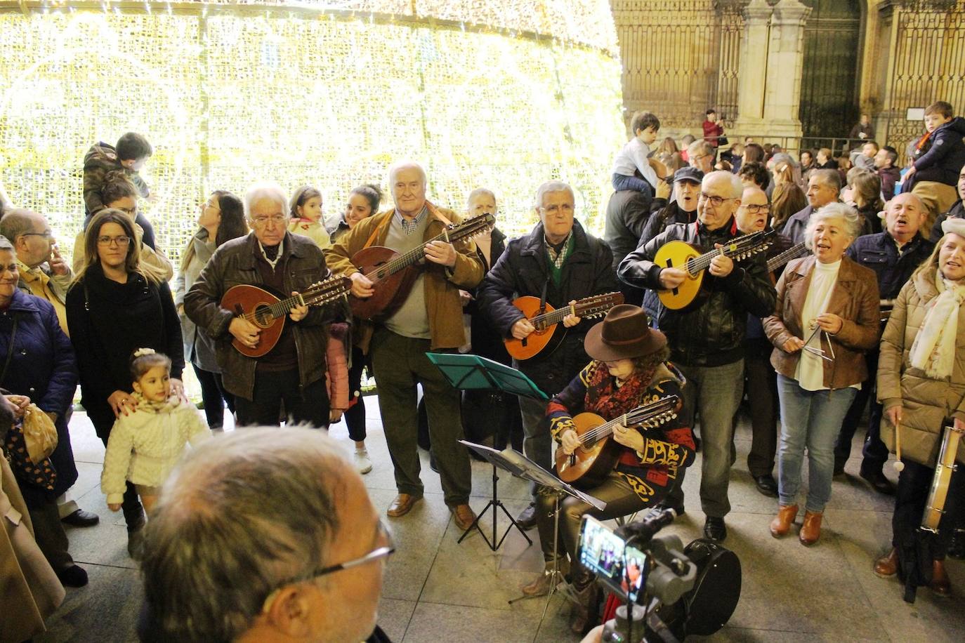 A las 19:00 horas de este jueves, ha tenido lugar el encendido de las luces de Navidad, en la plaza de Santa María