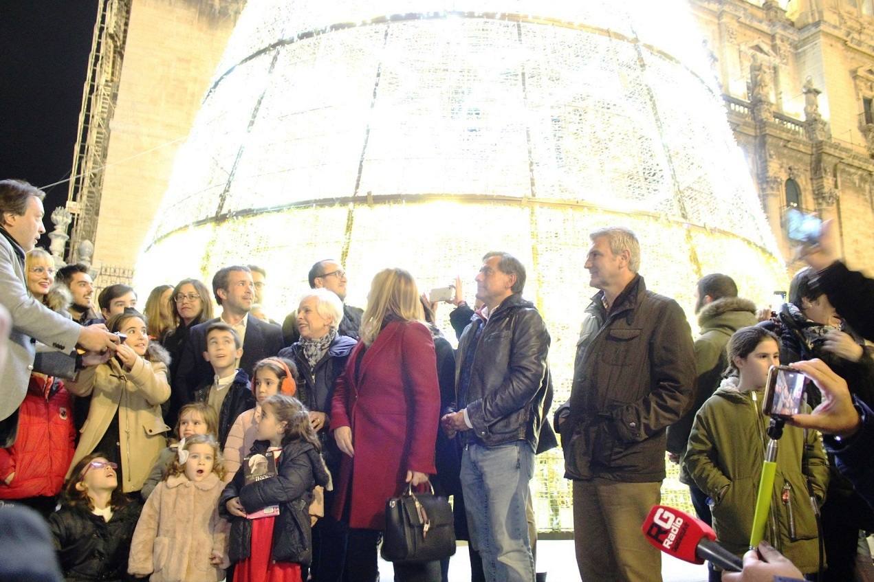 A las 19:00 horas de este jueves, ha tenido lugar el encendido de las luces de Navidad, en la plaza de Santa María