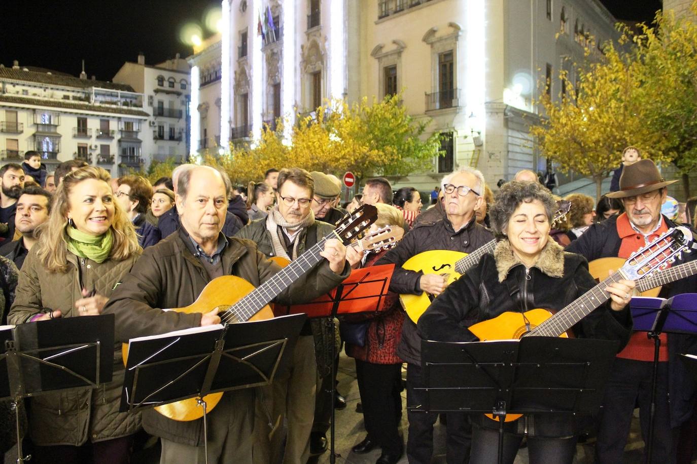 A las 19:00 horas de este jueves, ha tenido lugar el encendido de las luces de Navidad, en la plaza de Santa María