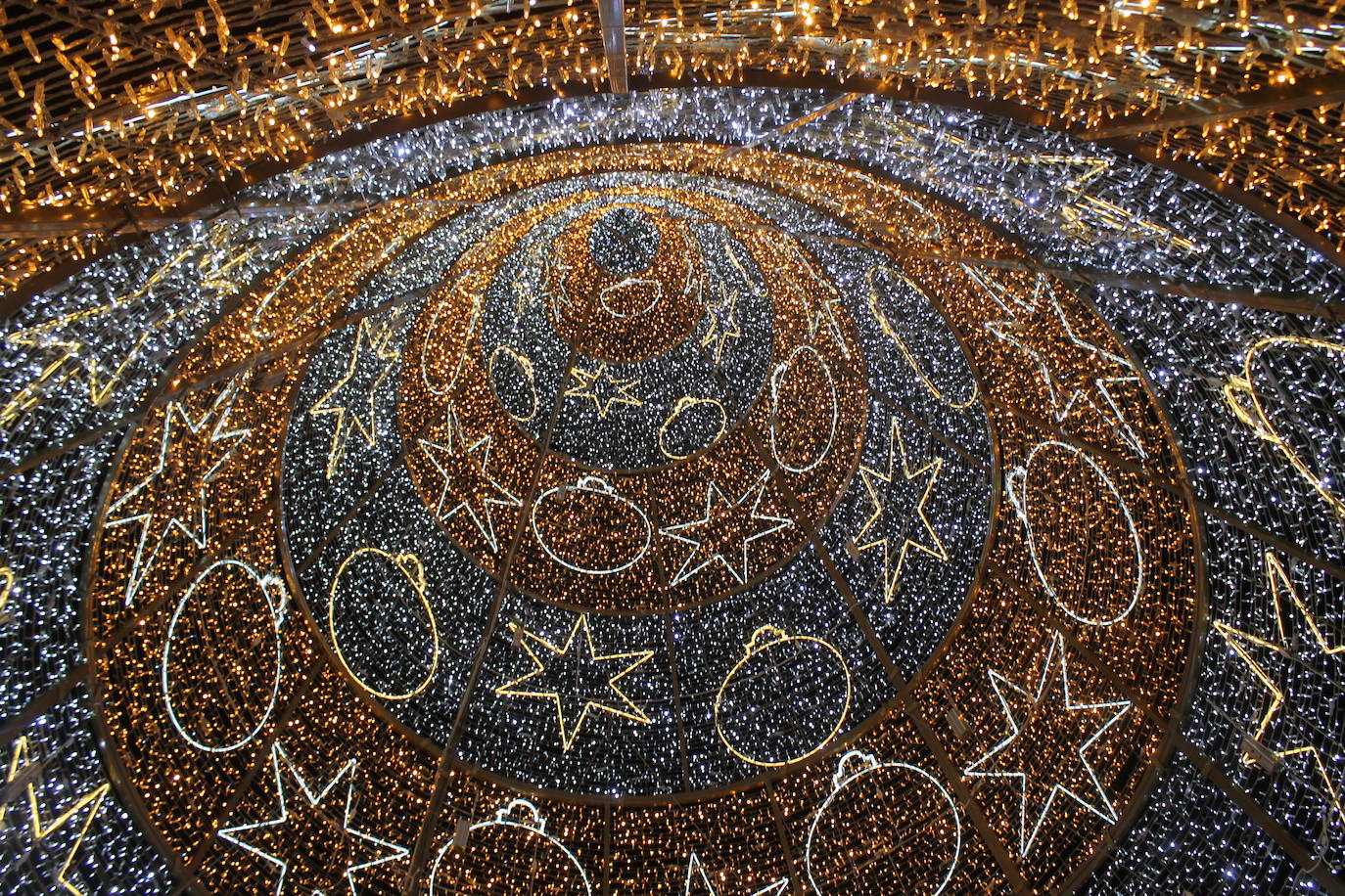 A las 19:00 horas de este jueves, ha tenido lugar el encendido de las luces de Navidad, en la plaza de Santa María