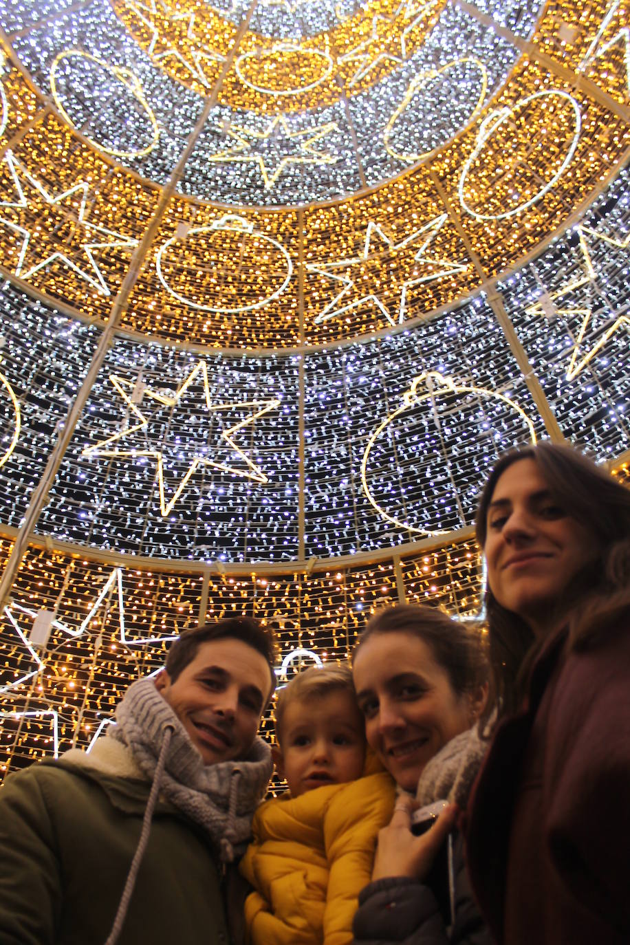 A las 19:00 horas de este jueves, ha tenido lugar el encendido de las luces de Navidad, en la plaza de Santa María