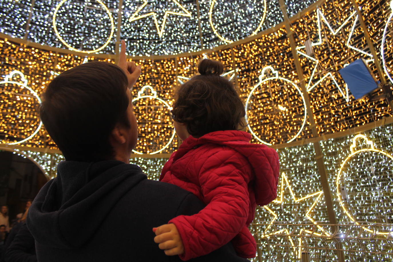 A las 19:00 horas de este jueves, ha tenido lugar el encendido de las luces de Navidad, en la plaza de Santa María