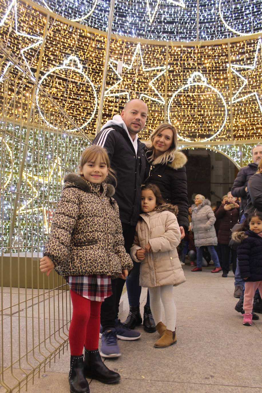 A las 19:00 horas de este jueves, ha tenido lugar el encendido de las luces de Navidad, en la plaza de Santa María