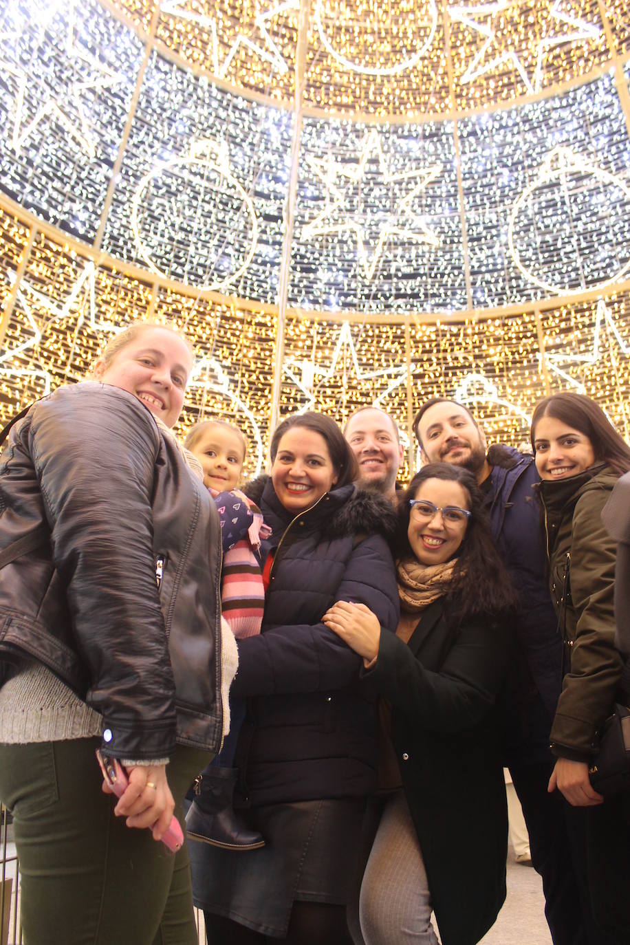 A las 19:00 horas de este jueves, ha tenido lugar el encendido de las luces de Navidad, en la plaza de Santa María