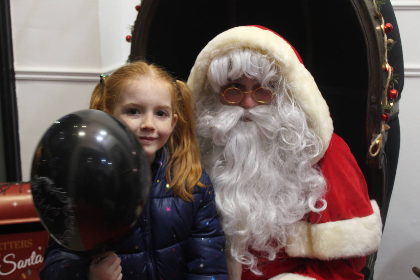 A las 19:00 horas de este jueves, ha tenido lugar el encendido de las luces de Navidad, en la plaza de Santa María