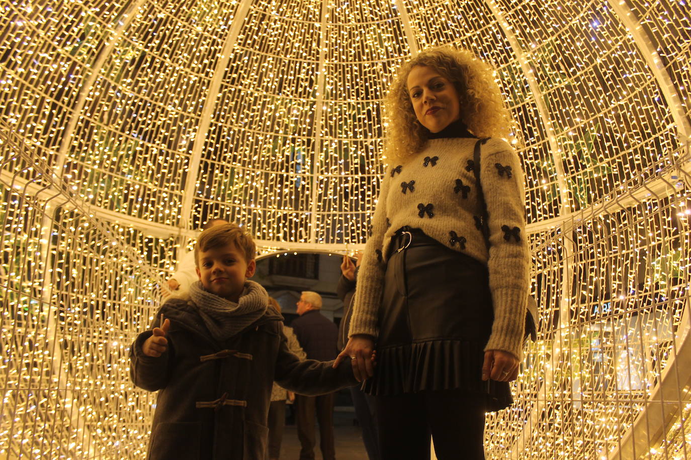 A las 19:00 horas de este jueves, ha tenido lugar el encendido de las luces de Navidad, en la plaza de Santa María