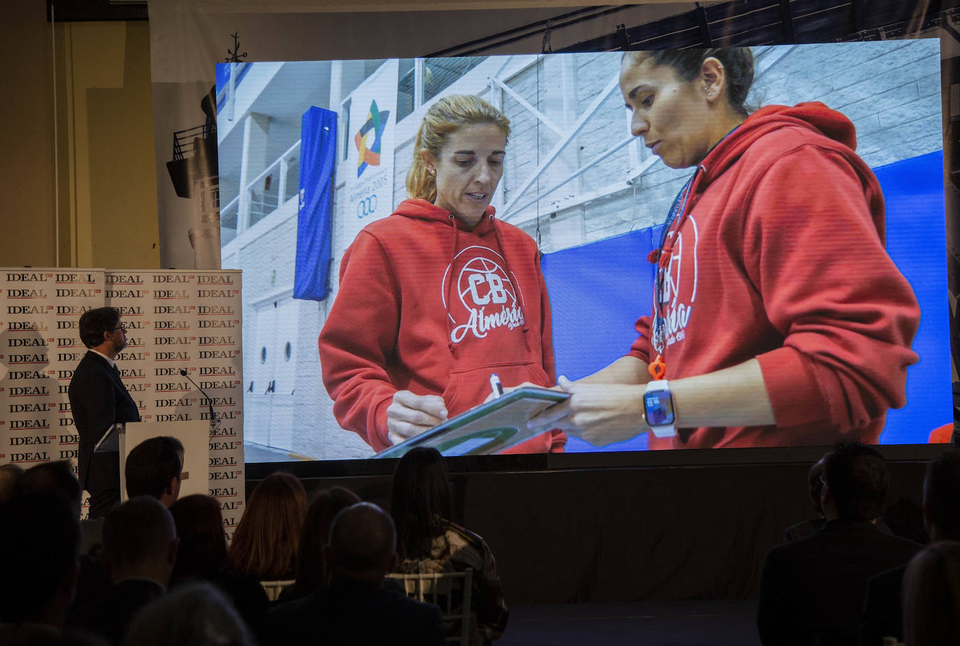 Más de 200 personas se han dado cita en el Varadero del Puerto de Almería para asistir a la gala de entrega de estos galardones que reconocen el talento almeriense 