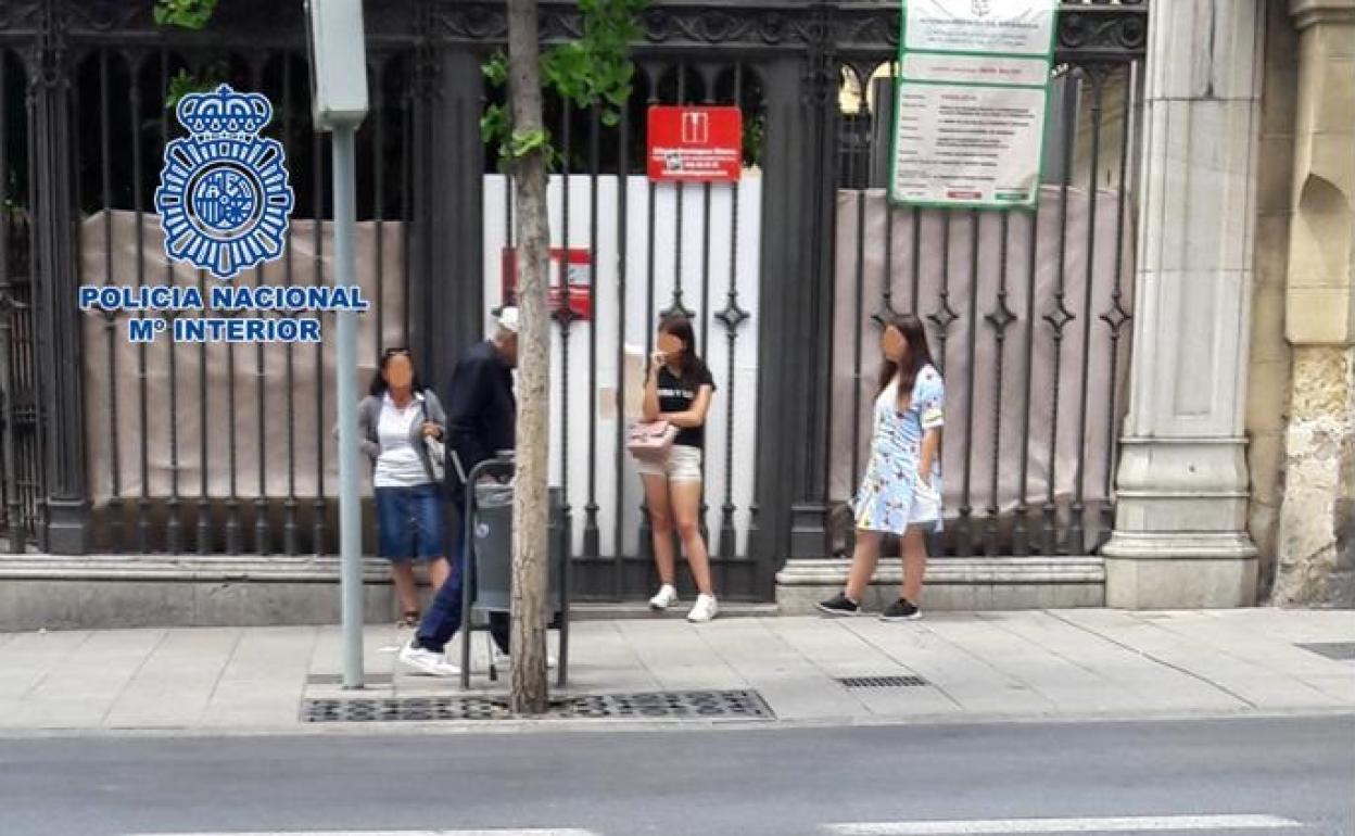 Sucesos en Granada: expulsan del país a la cabecilla del 'clan de las bosnias'