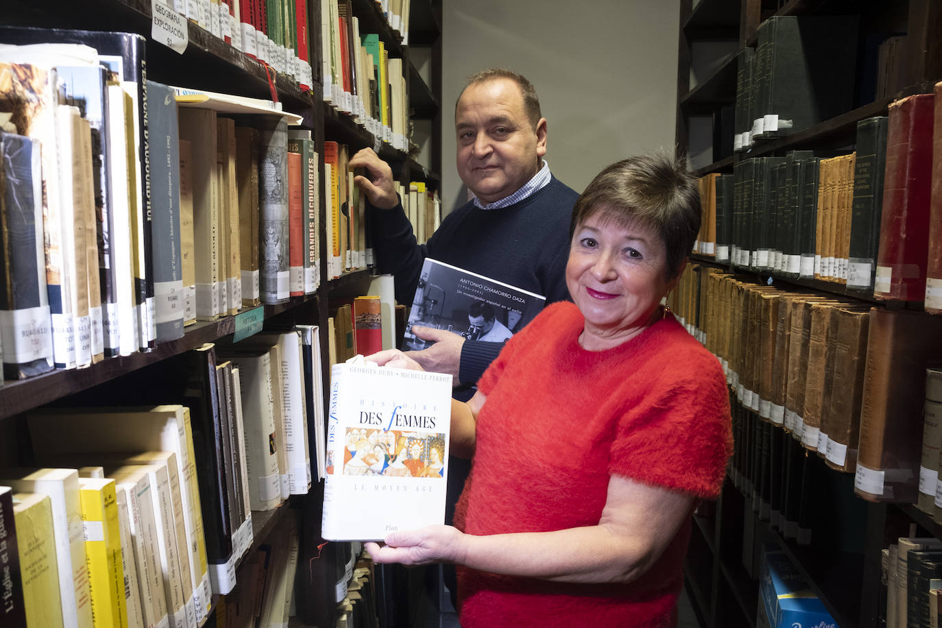 Enriqueta Barranco y el director del documental, Jorge Rodríguez Puche, en el despacho de la cátedra de investigación Alejandro Otero-Antonio Chamorro