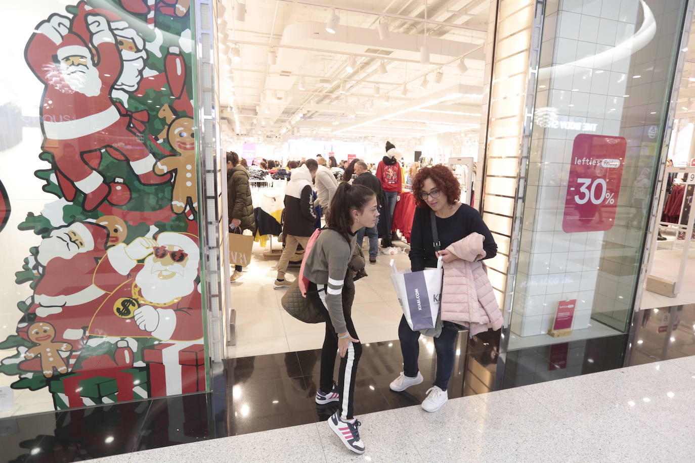 Los centros comerciales y tiendas de la capital, a rebosar de clientes durante este viernes 29 de noviembre