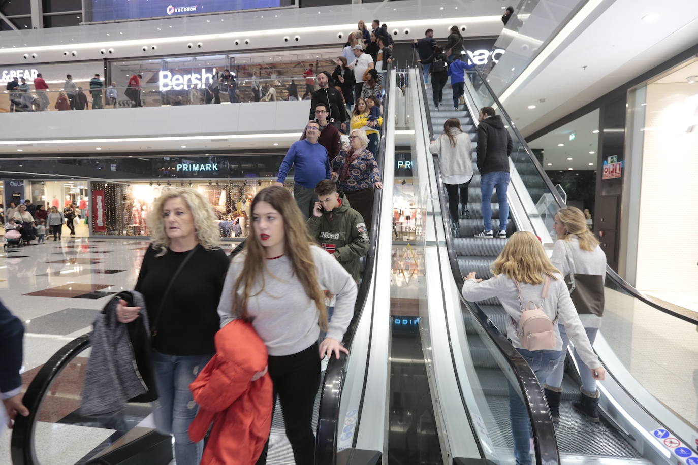 Los centros comerciales y tiendas de la capital, a rebosar de clientes durante este viernes 29 de noviembre