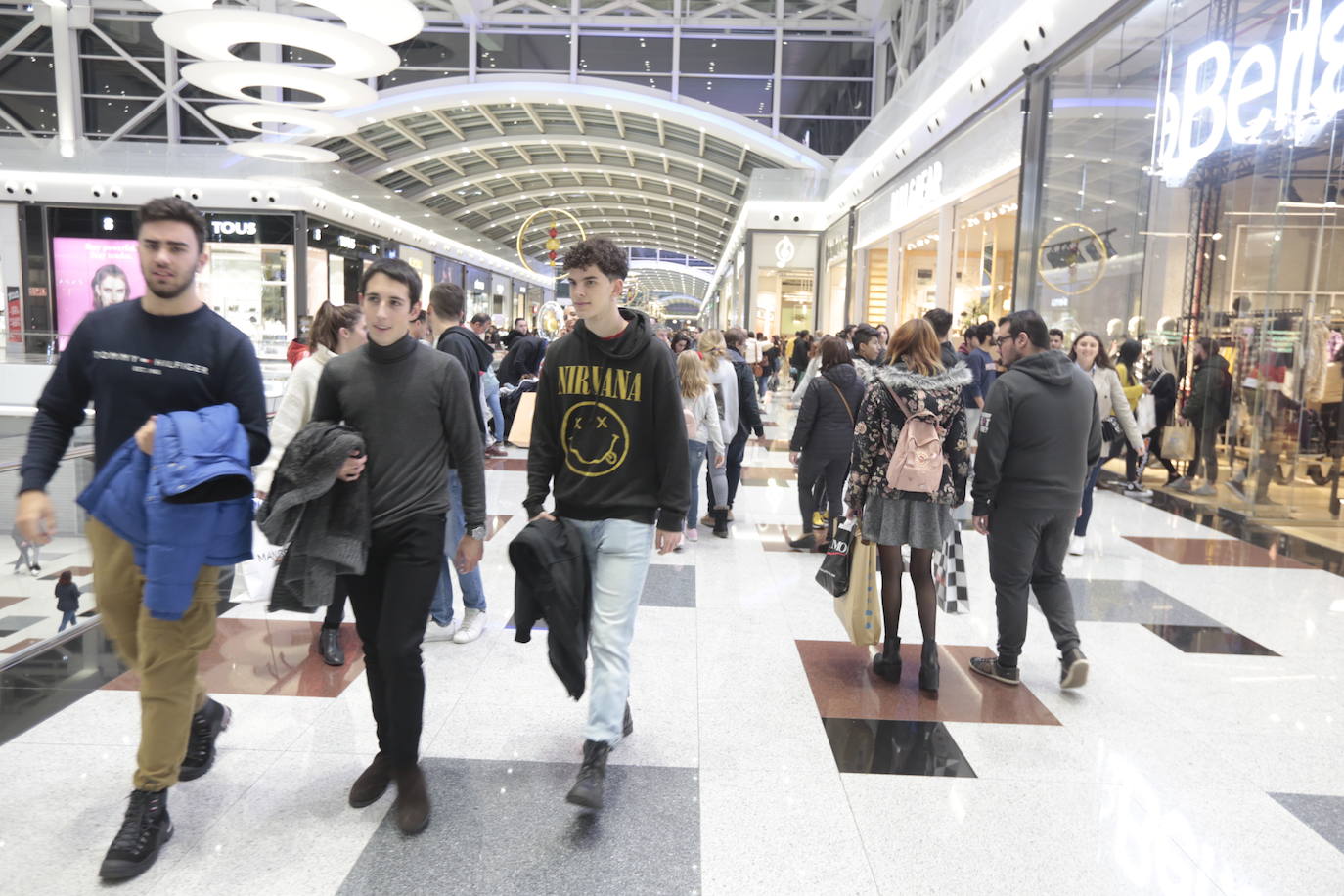 Los centros comerciales y tiendas de la capital, a rebosar de clientes durante este viernes 29 de noviembre