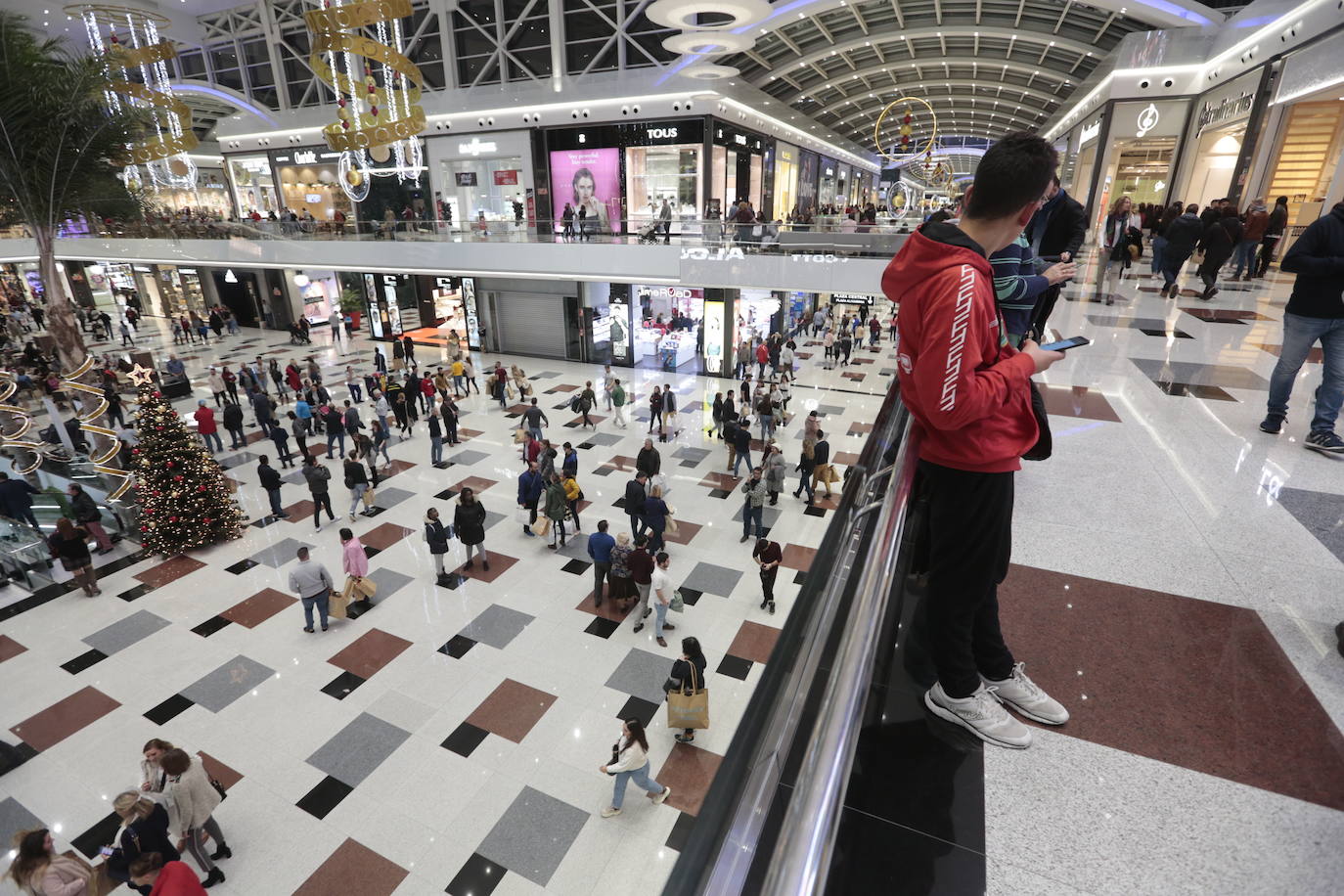Los centros comerciales y tiendas de la capital, a rebosar de clientes durante este viernes 29 de noviembre