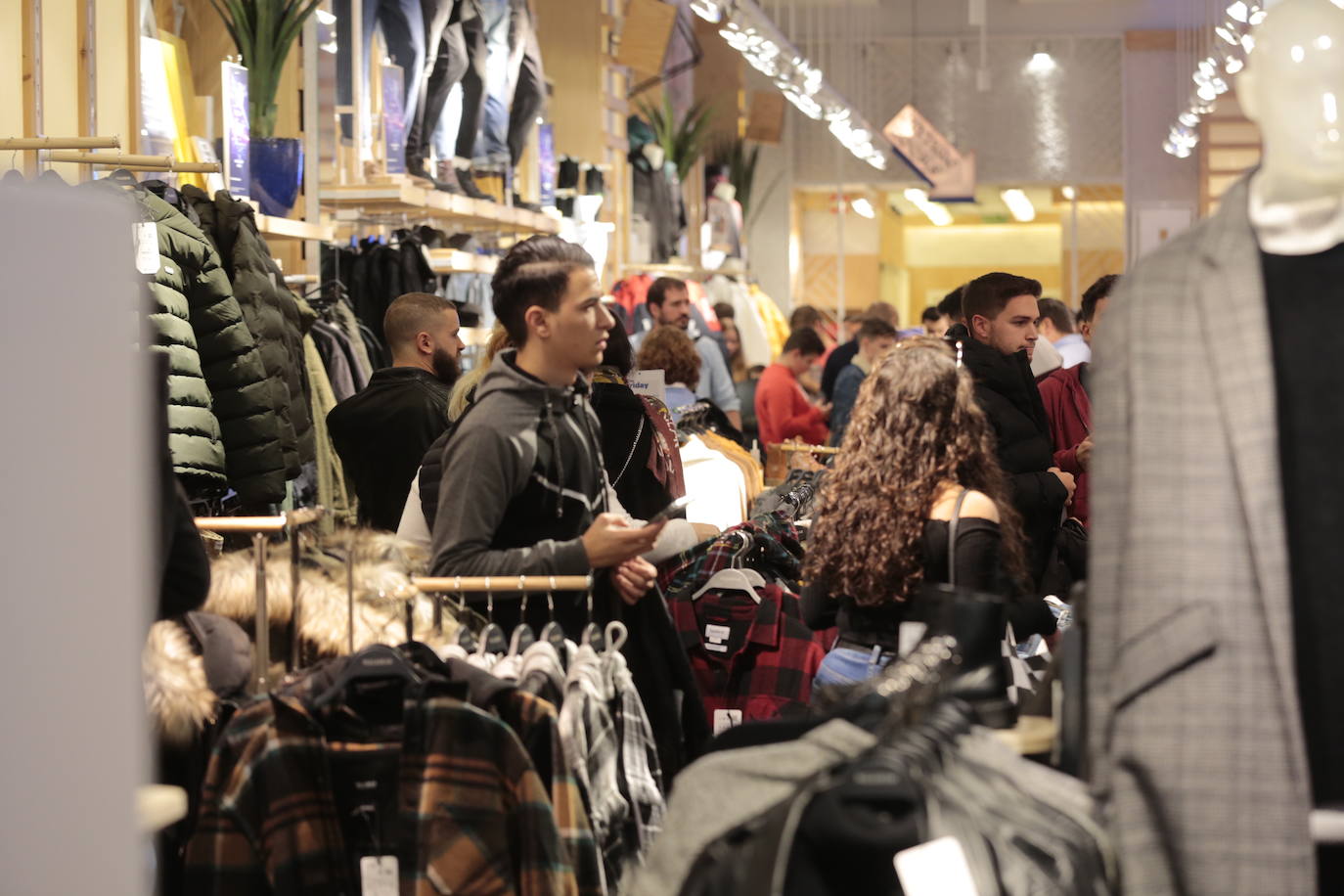 Los centros comerciales y tiendas de la capital, a rebosar de clientes durante este viernes 29 de noviembre