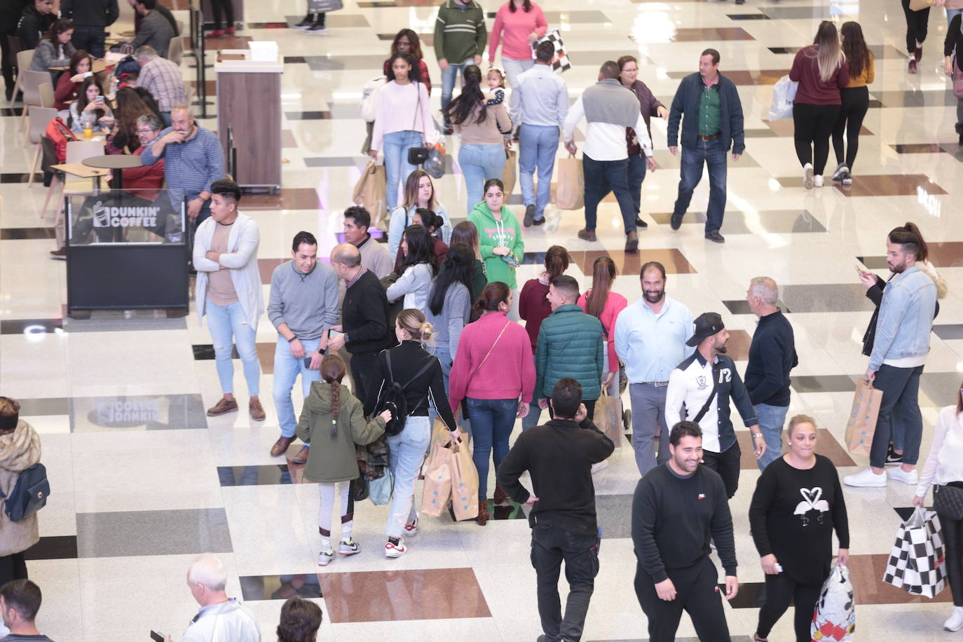 Los centros comerciales y tiendas de la capital, a rebosar de clientes durante este viernes 29 de noviembre