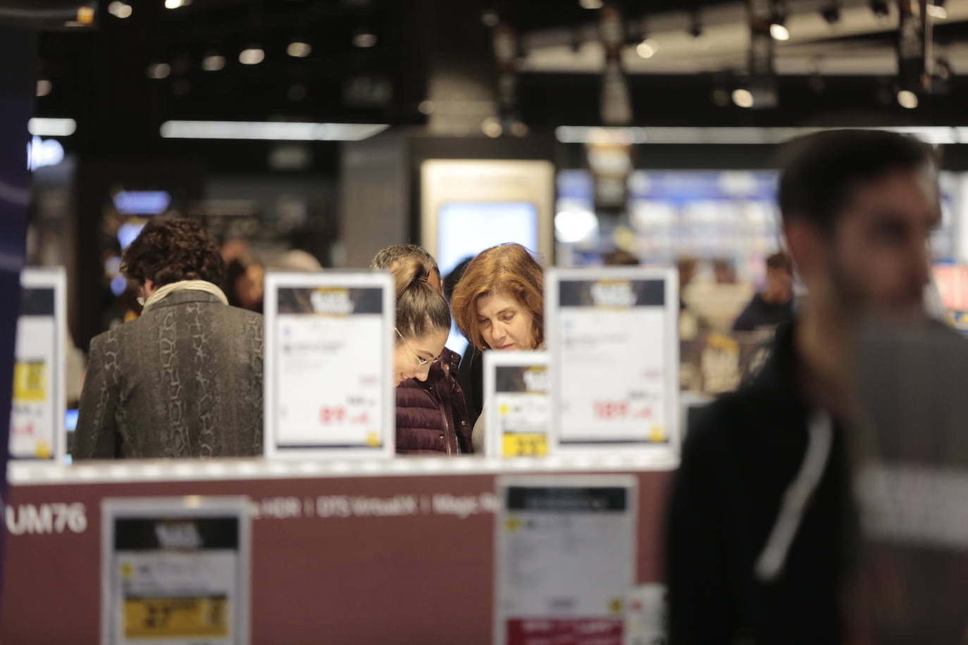 Los centros comerciales y tiendas de la capital, a rebosar de clientes durante este viernes 29 de noviembre