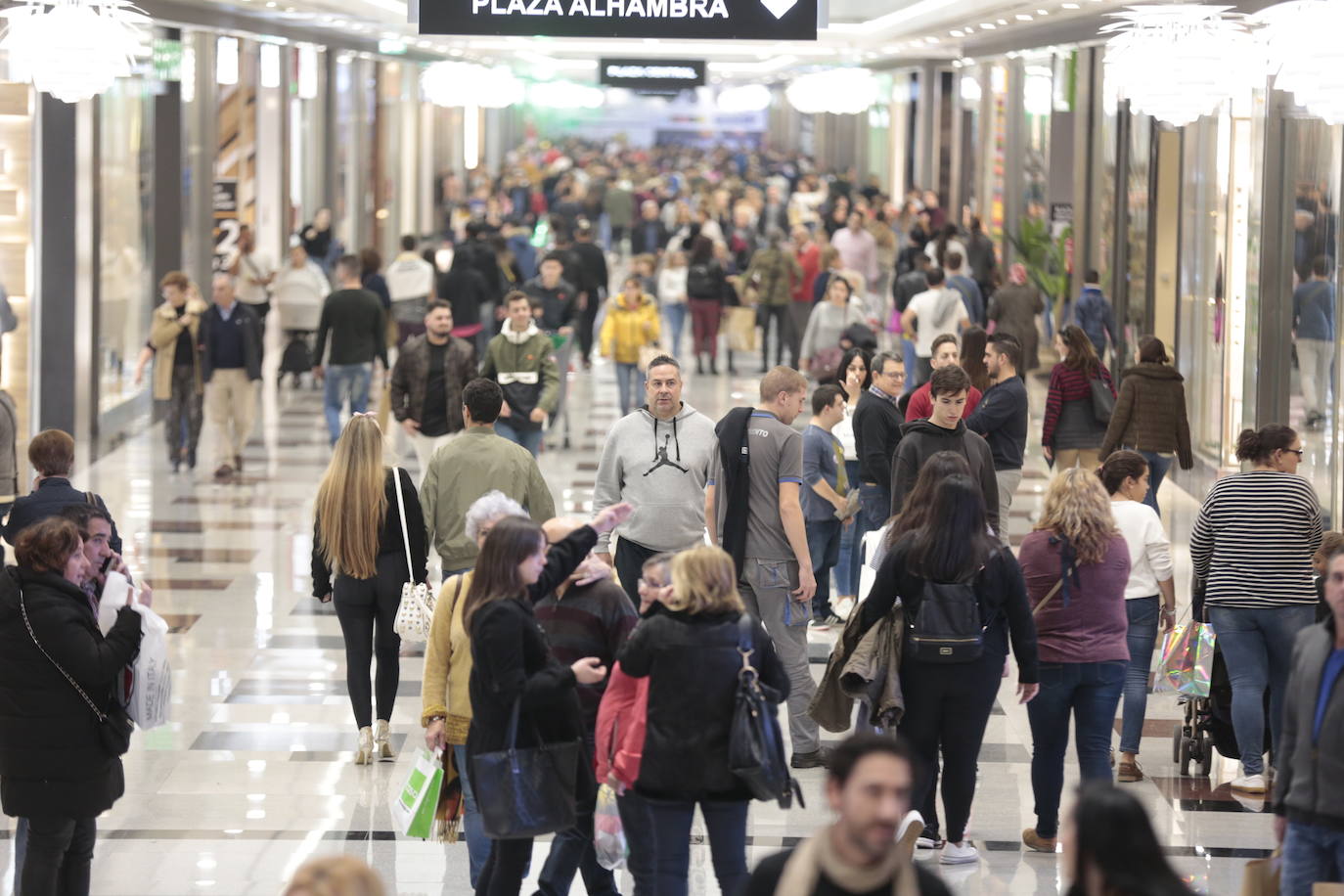 Los centros comerciales y tiendas de la capital, a rebosar de clientes durante este viernes 29 de noviembre