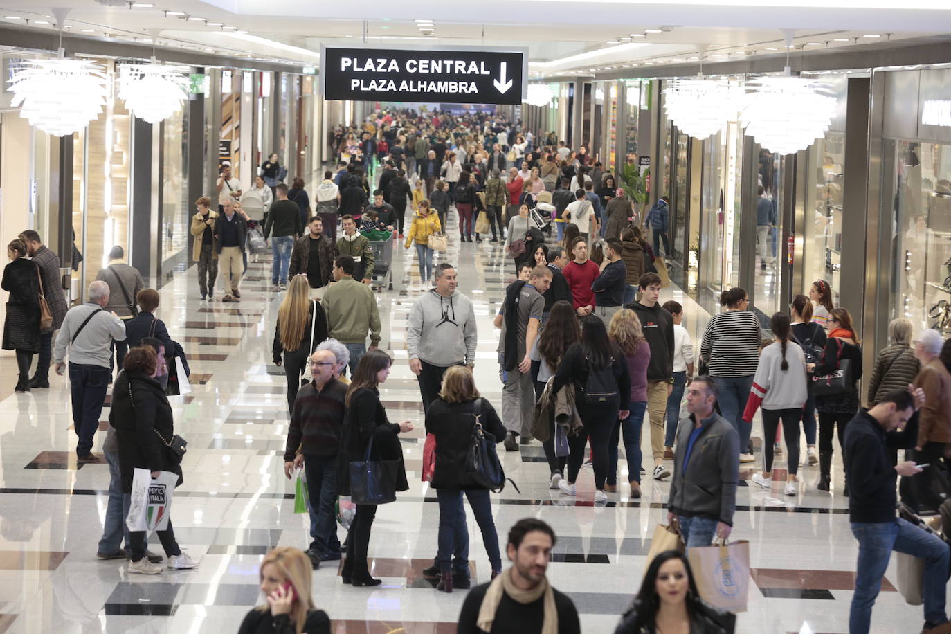 Los centros comerciales y tiendas de la capital, a rebosar de clientes durante este viernes 29 de noviembre