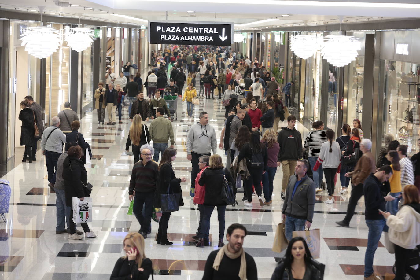 Los centros comerciales y tiendas de la capital, a rebosar de clientes durante este viernes 29 de noviembre