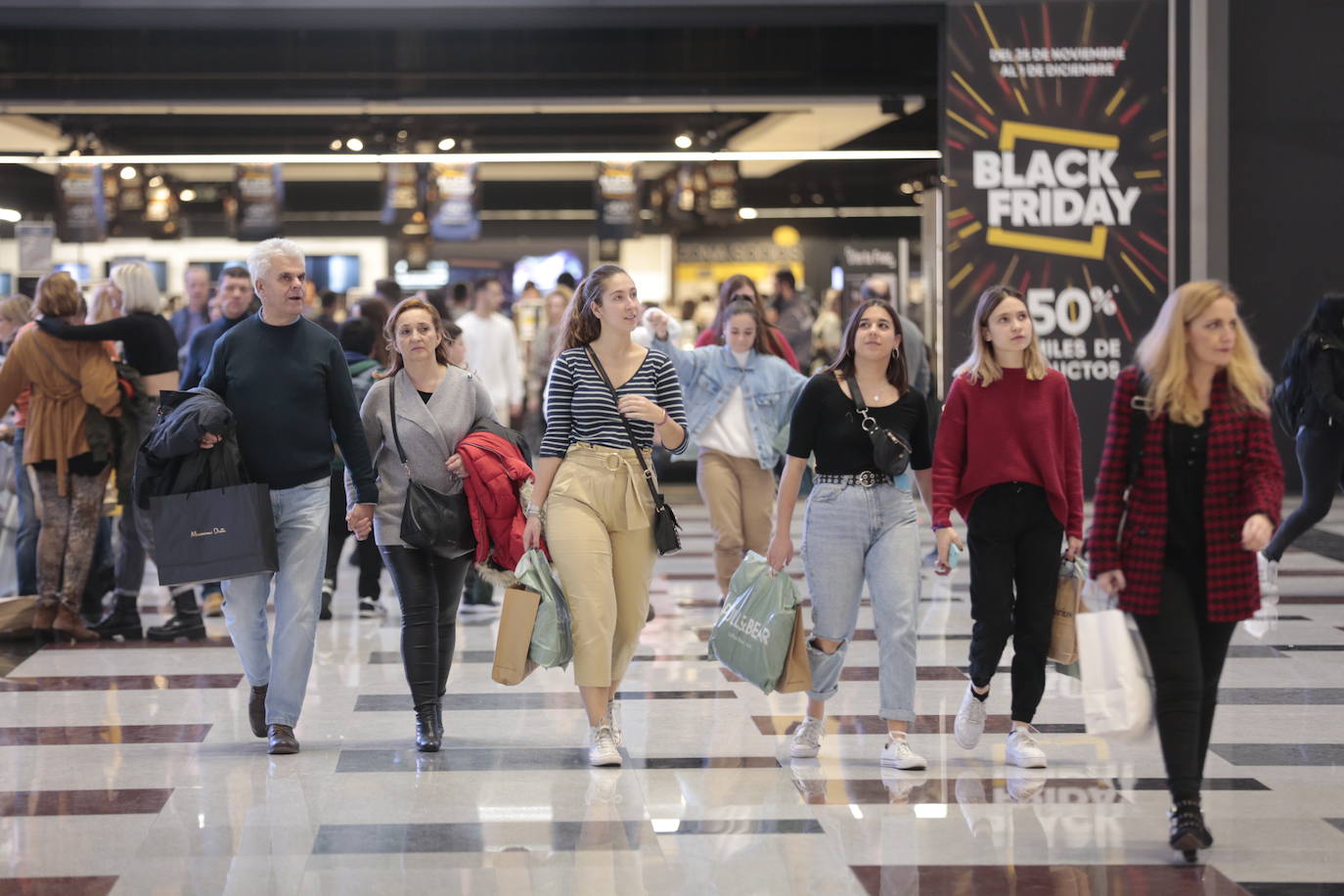 Los centros comerciales y tiendas de la capital, a rebosar de clientes durante este viernes 29 de noviembre
