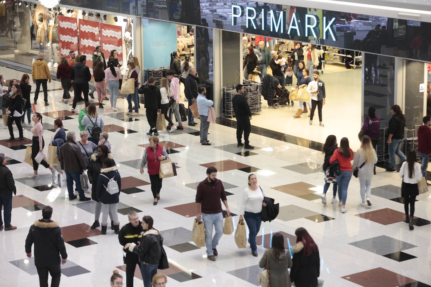 Los centros comerciales y tiendas de la capital, a rebosar de clientes durante este viernes 29 de noviembre