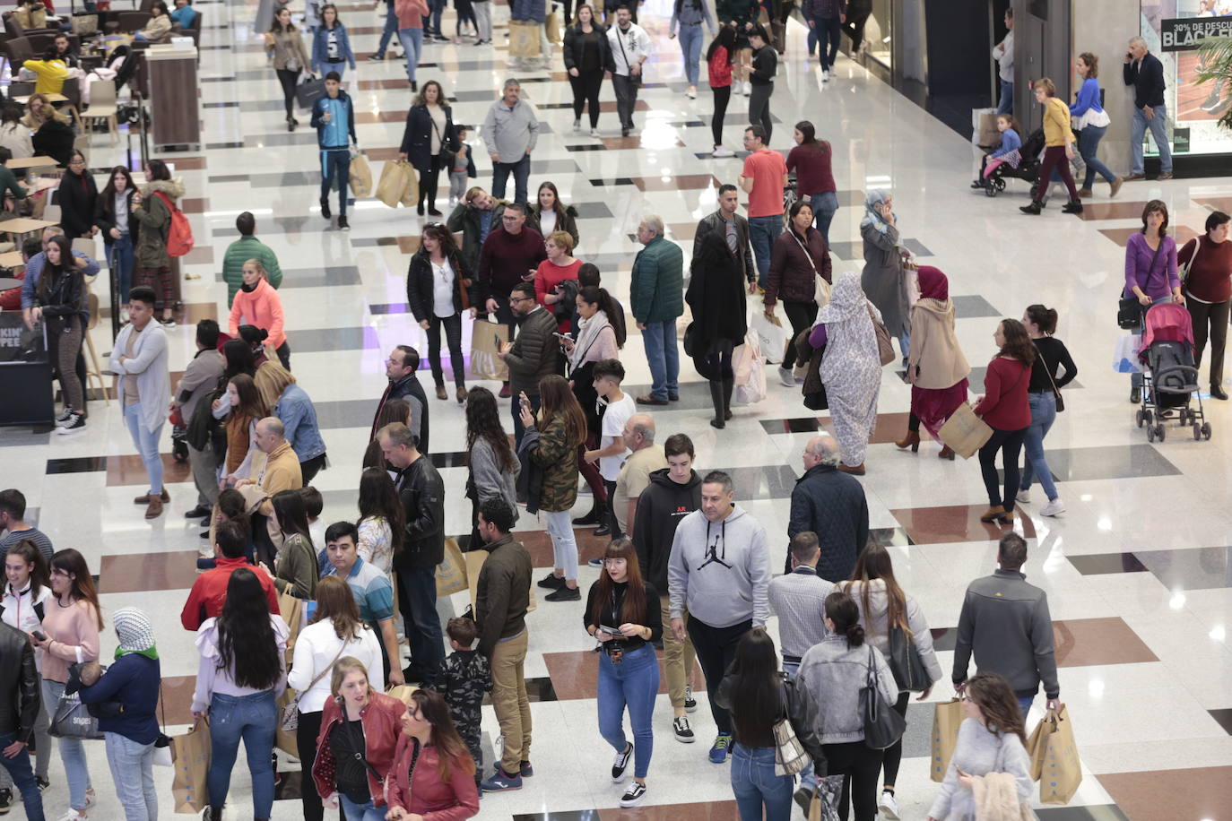Los centros comerciales y tiendas de la capital, a rebosar de clientes durante este viernes 29 de noviembre