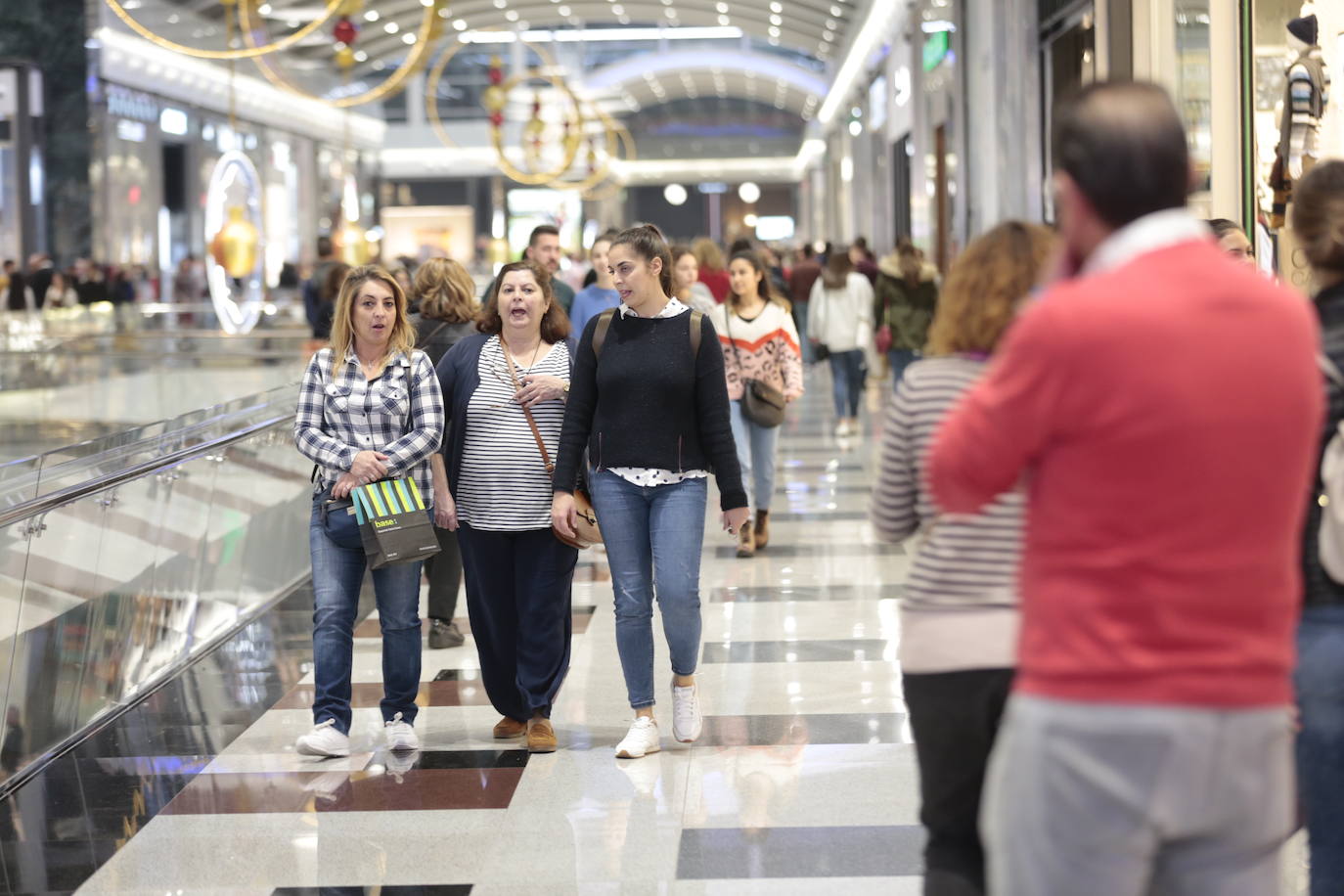 Los centros comerciales y tiendas de la capital, a rebosar de clientes durante este viernes 29 de noviembre